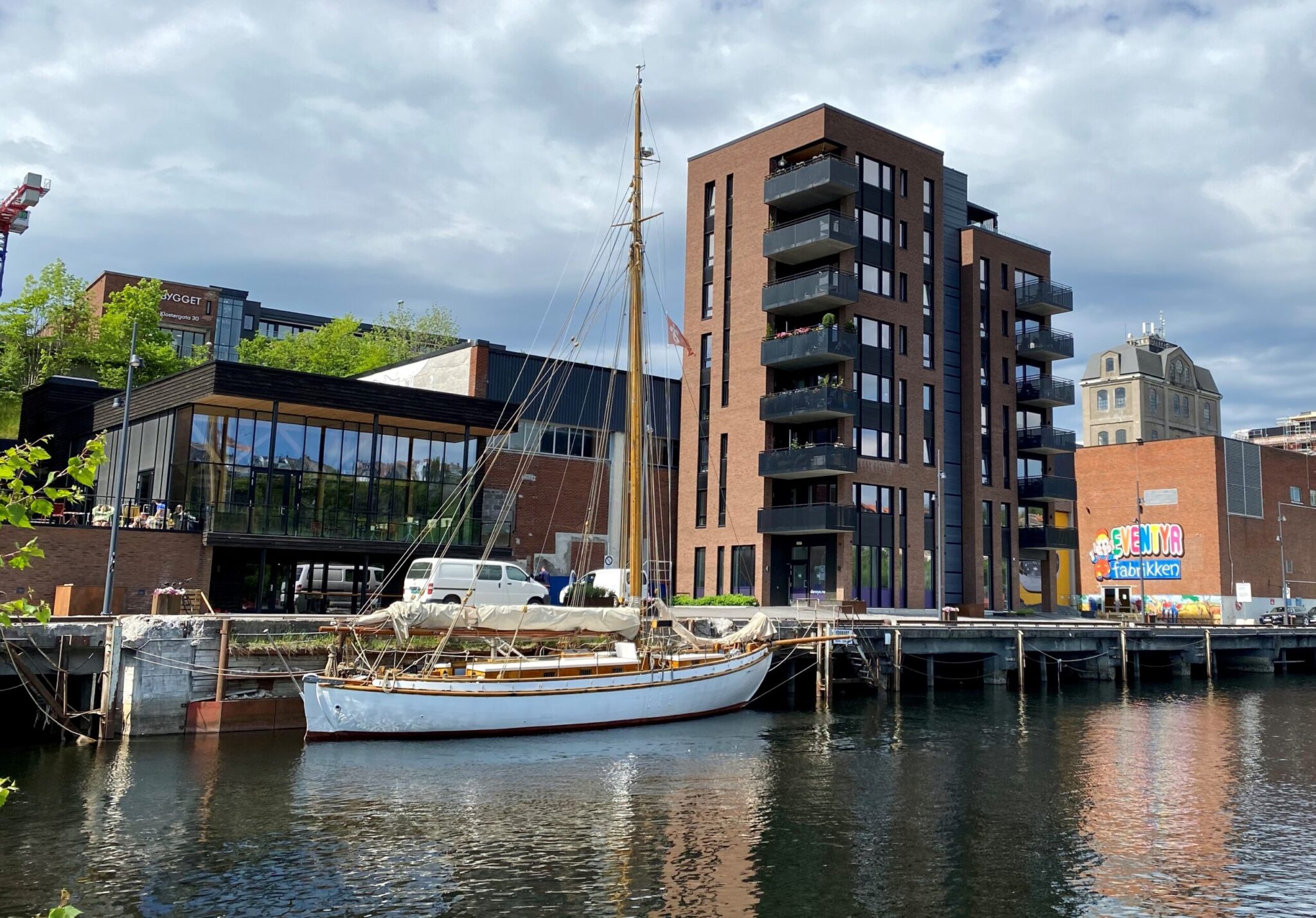 Seilbåt i havn på Tømmerkaia